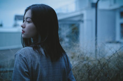 Ragazza Vaga In Piedi Nell'erba Secca In Solitudine