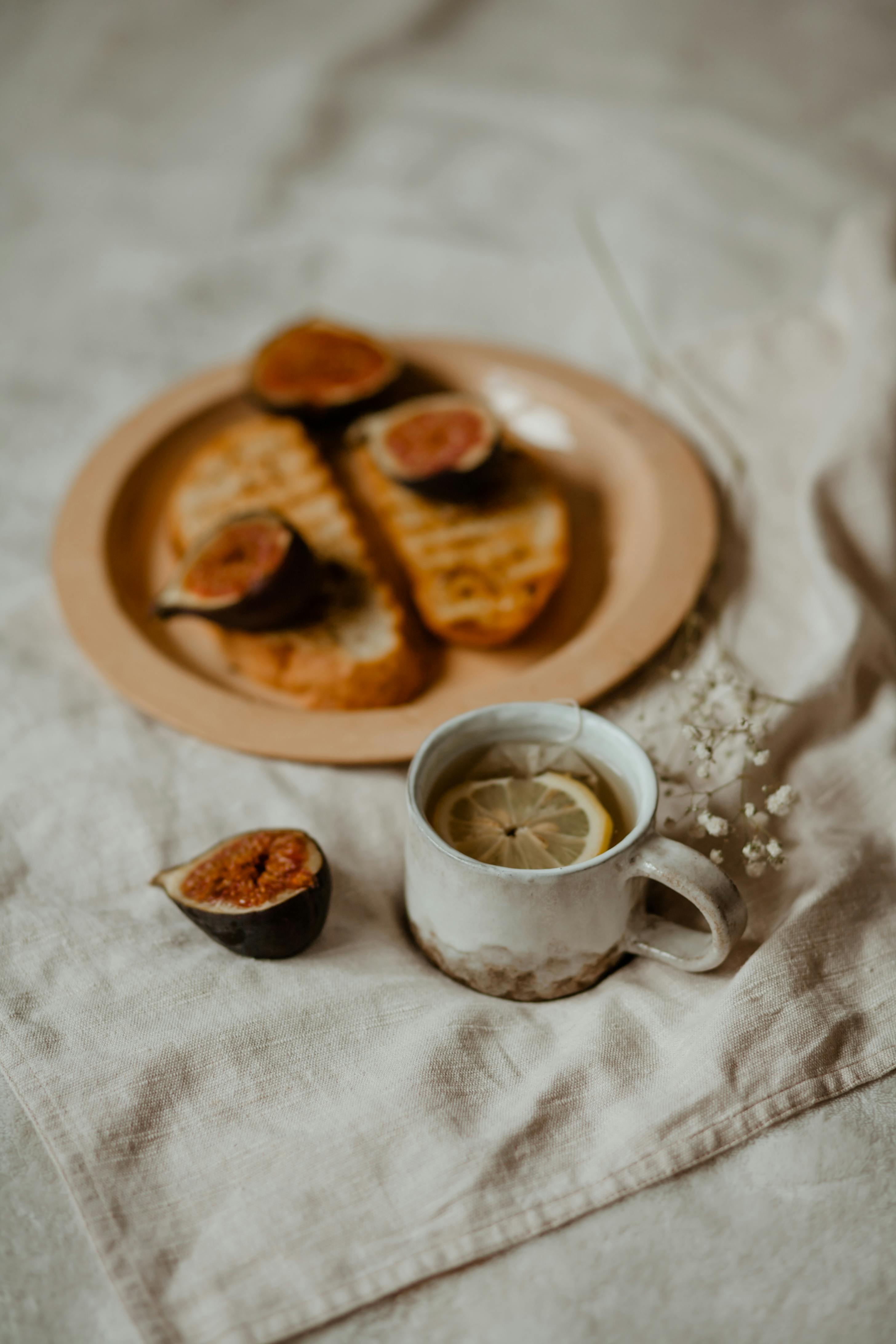 lemon tea beside sliced fig