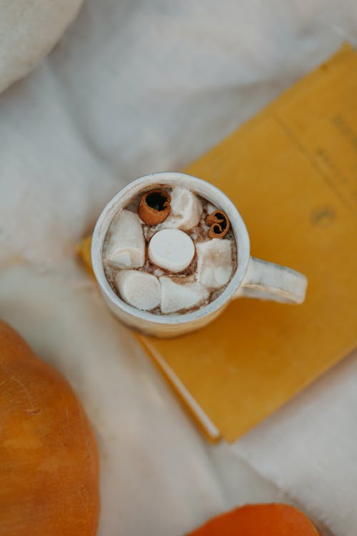 Weiße Keramikbecher Mit Kaffee
