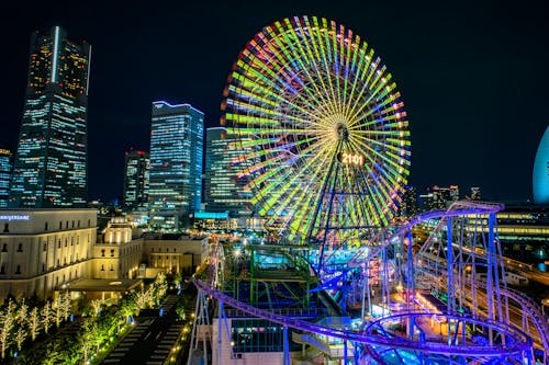 夜間在摩天輪和過山車上的五彩的led燈