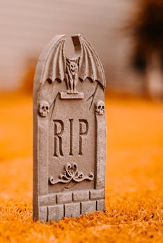 橙色墓碑上刻有蝙蝠翅膀，怪异造型非常适合万圣节气氛
