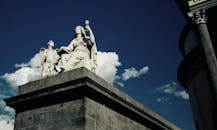 在意大利都灵，充满活力的蓝天映衬下的雕像展示了经典艺术