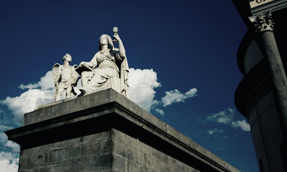 在意大利都灵，充满活力的蓝天映衬下的雕像展示了经典艺术