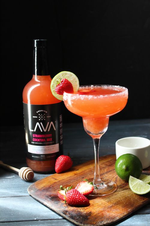 Free Vibrant strawberry cocktail in a glass with a lime garnish, perfect for summer refreshment. Stock Photo