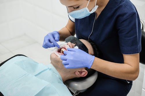 Zahnarzt, Der Zähne Des Klienten In Der Klinik Behandelt