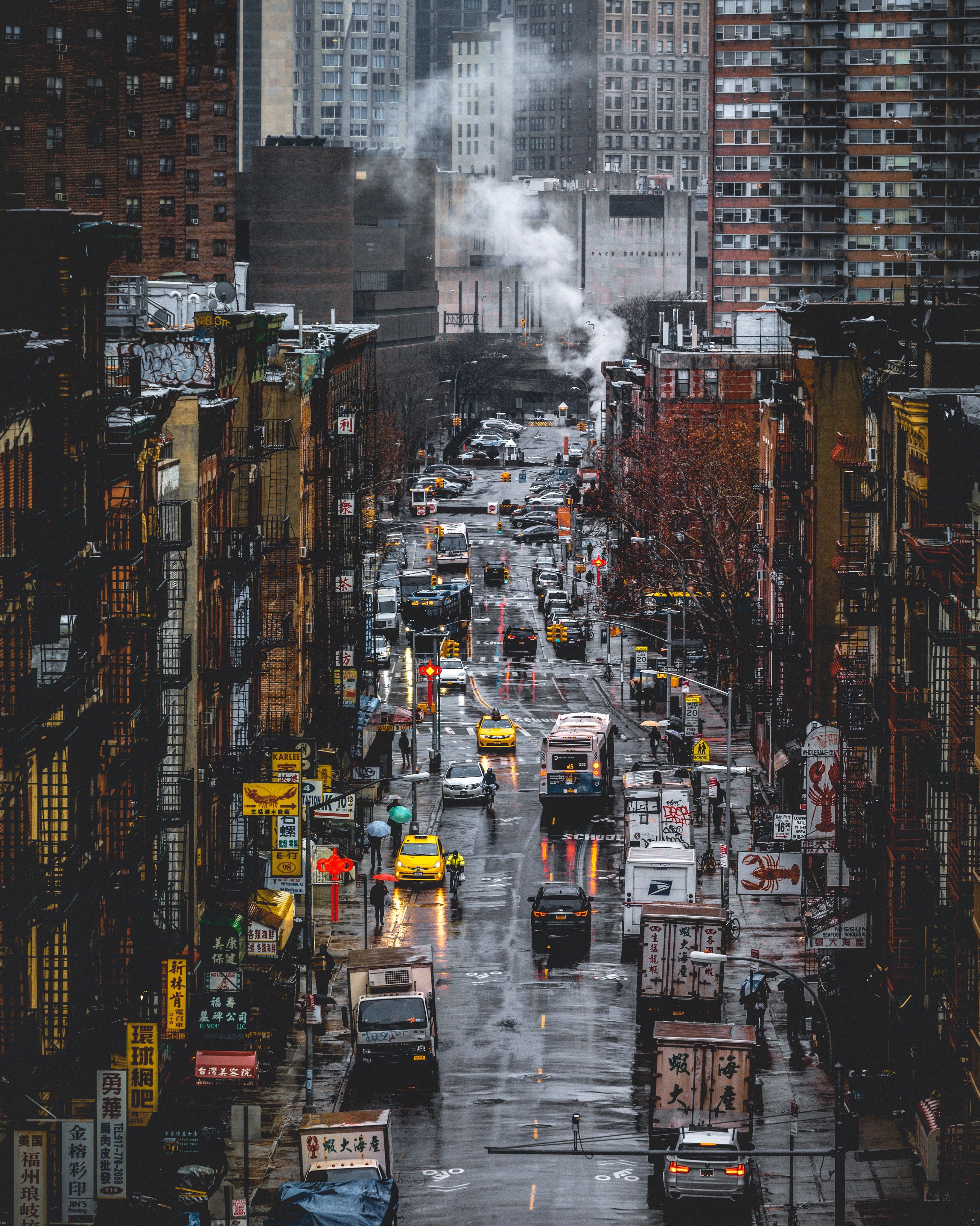 雨天俯瞰纽约市唐人街的繁忙景象，出租车和建筑物尽收眼底