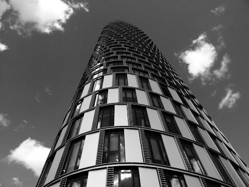 бесплатная Оттенки серого для здания под небом Стоковое фото