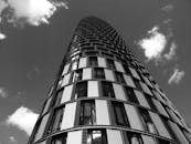 一座黑白色的现代摩天大楼伸向天空，展现出建筑的优雅