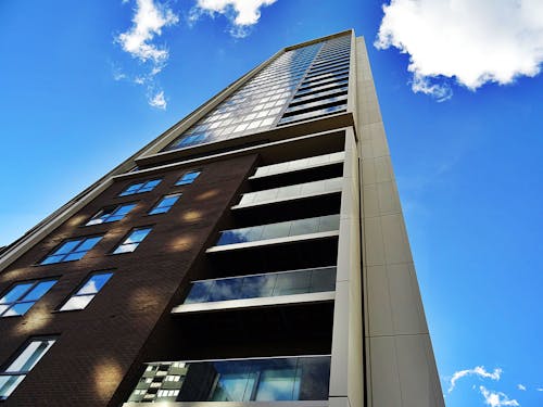 Fotografia Ad Angolo Basso Della Struttura Dell'edificio Grigio