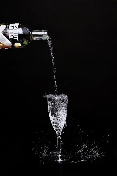 Gratis stockfoto met alcoholisch drankje, beweging, champagneglas