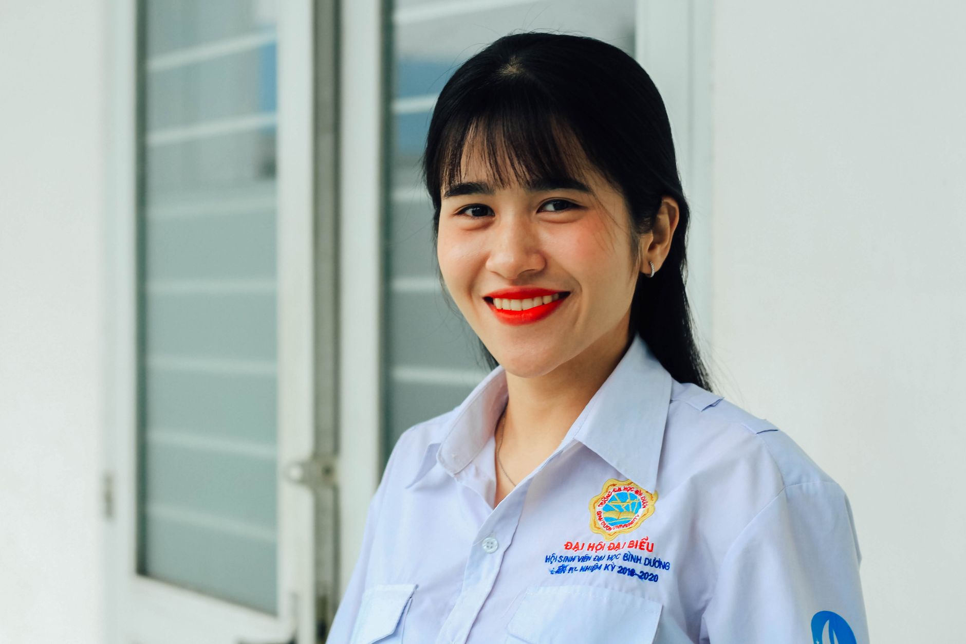 Nhân viên Việt Nam phân tích bảng điều khiển trí tuệ nhân tạo trên màn hình lớn trong văn phòng hiện đại
