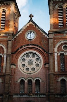 越南胡志明市圣母院大教堂钟楼的特写