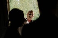 僵尸透过门口窥视的场景令人毛骨悚然，非常适合恐怖主题