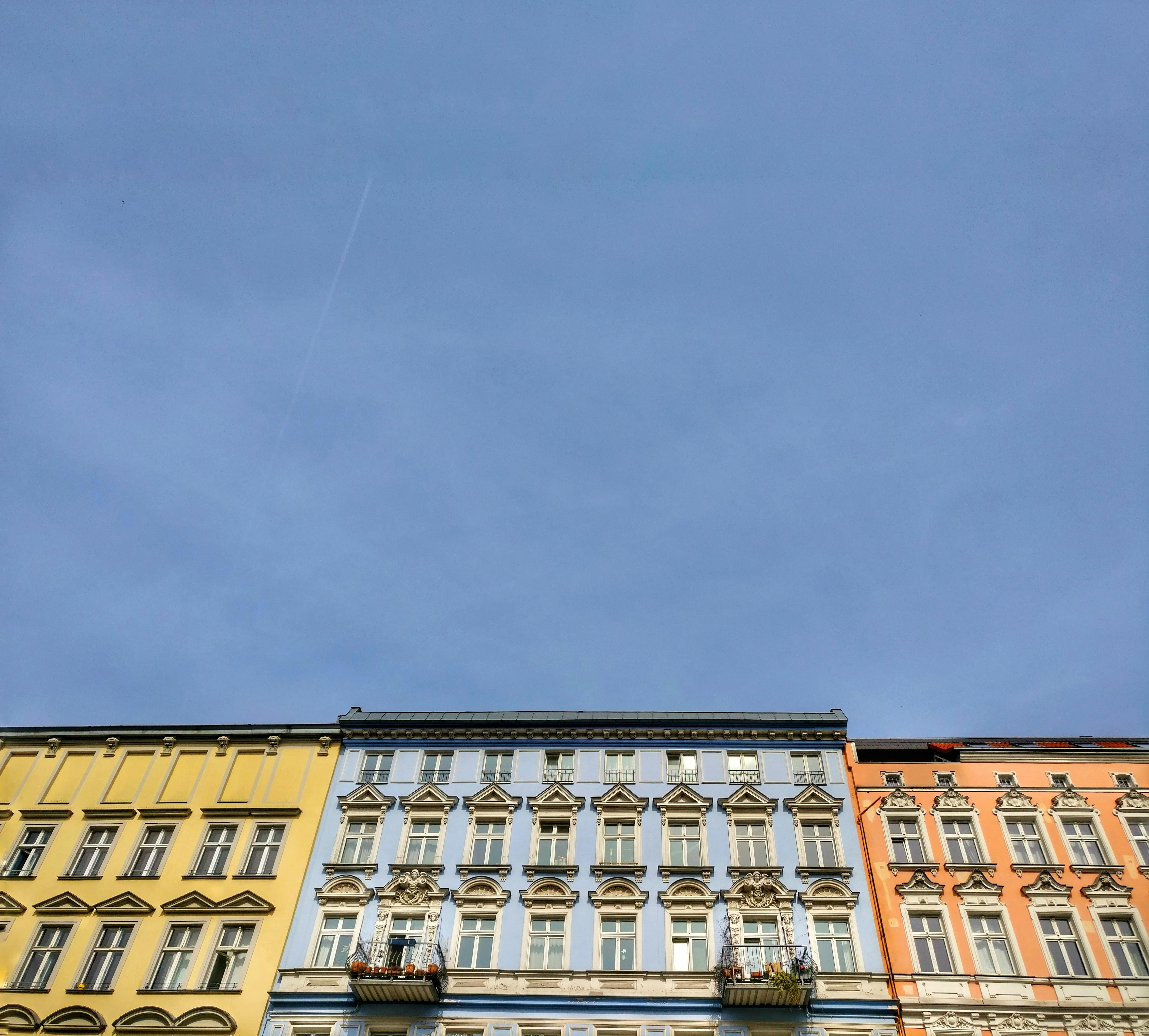 低角度视角下，充满活力的历史建筑映衬在清澈的蓝天背景中