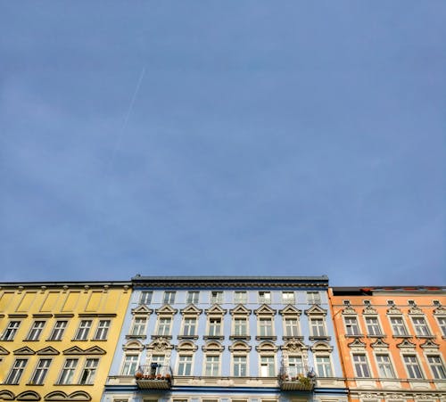Разноцветные коммерческие здания под пасмурным небом