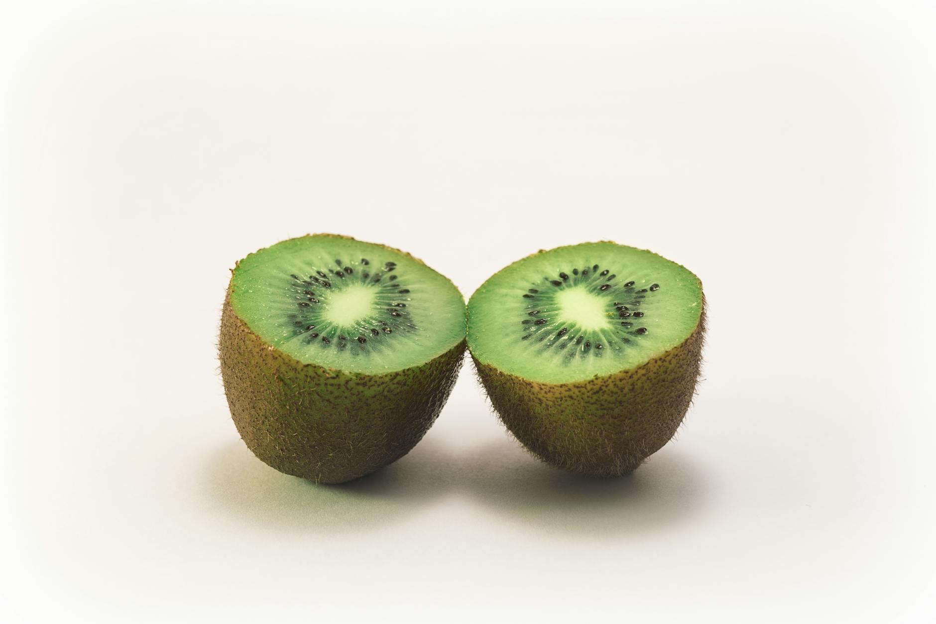 What Are Food Combining Diet Rules? 1 Close-up of two fresh kiwi halves displaying vibrant green color and texture, highlighting freshness and nutrition.