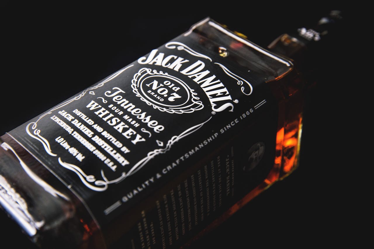 Cận cảnh chai whiskey Jack Daniel's, nhấn mạnh thiết kế cổ điển