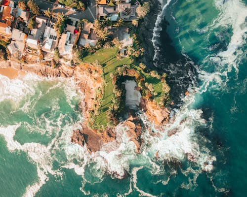 Ville Situate Sulla Scogliera Rocciosa Di Fronte Al Pittoresco Mare In Estate