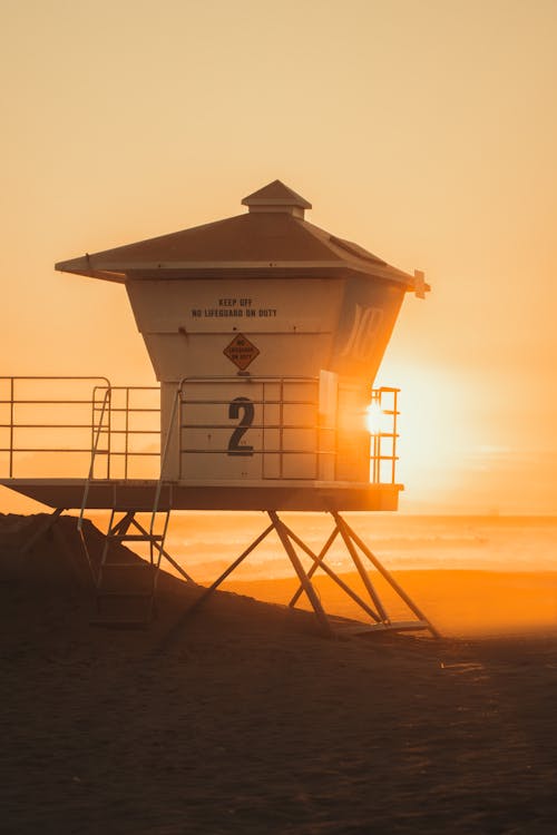 Weißes Rettungsschwimmerhaus Am Strand Während Des Sonnenuntergangs