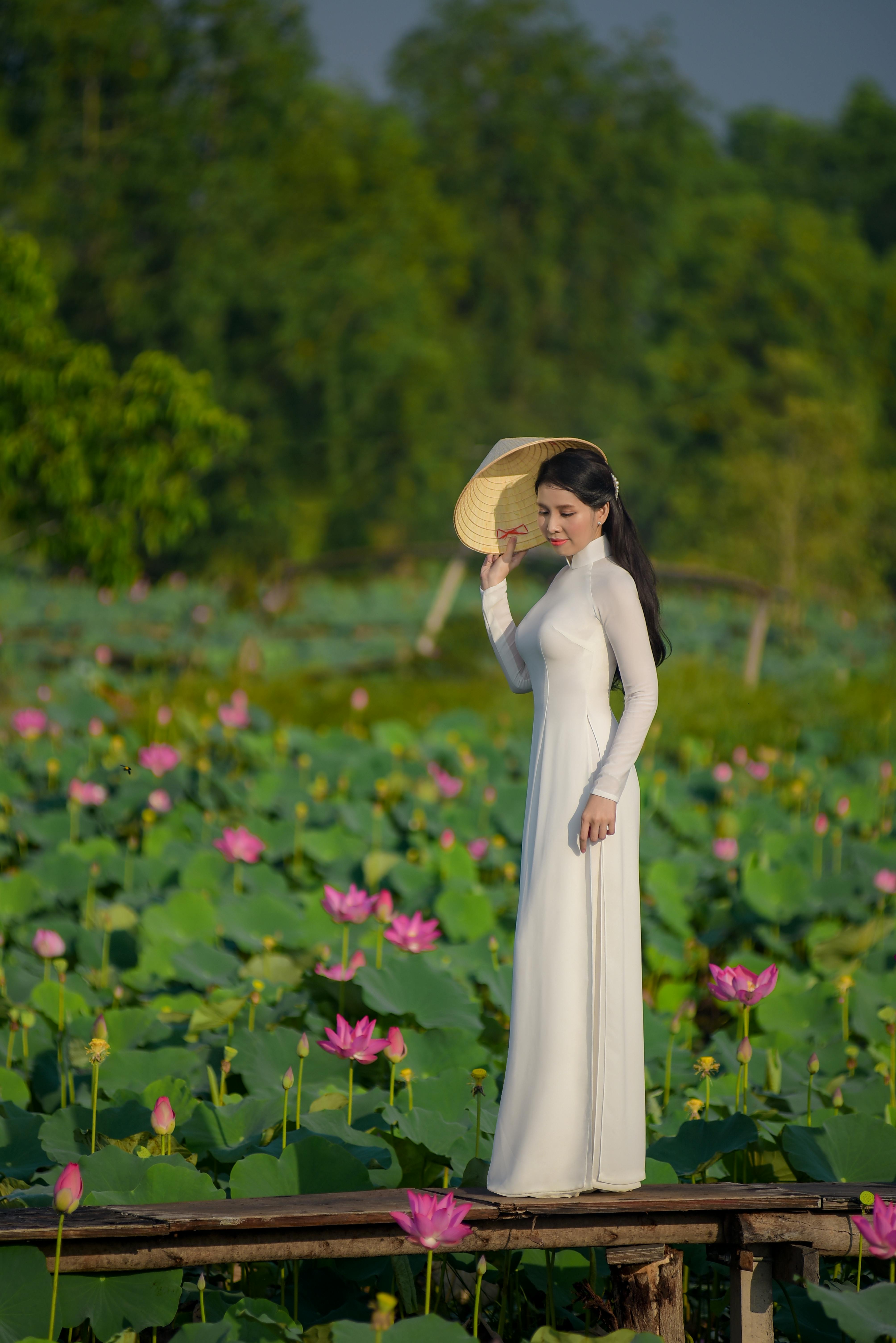 Woman in White Dress Standing Beside a Palm Tree - (White dress palm tree) Dừng lại và chiêm ngưỡng vẻ đẹp của một người phụ nữ đang đứng bên cạnh cây cọ với chiếc váy trắng tinh khôi. Hình ảnh này làm người xem nghĩ tới một ngày hè ấm áp, với những cơn gió nhẹ và những bãi biển đầy nắng. Hãy để bức ảnh này đưa bạn đến với một không gian mới mẻ và đầy hứng khởi.