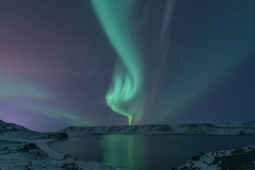 星夜下的白雪覆盖的山