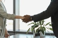 现代办公室中，两位同事进行专业握手