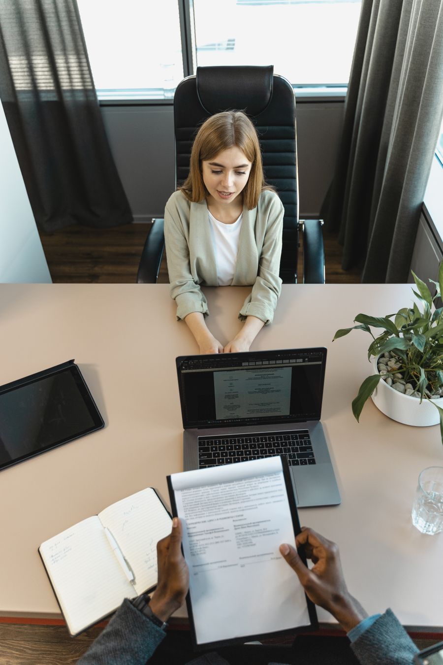 Entrevista de emprego online e presencial conduzida por recrutador em escritório moderno