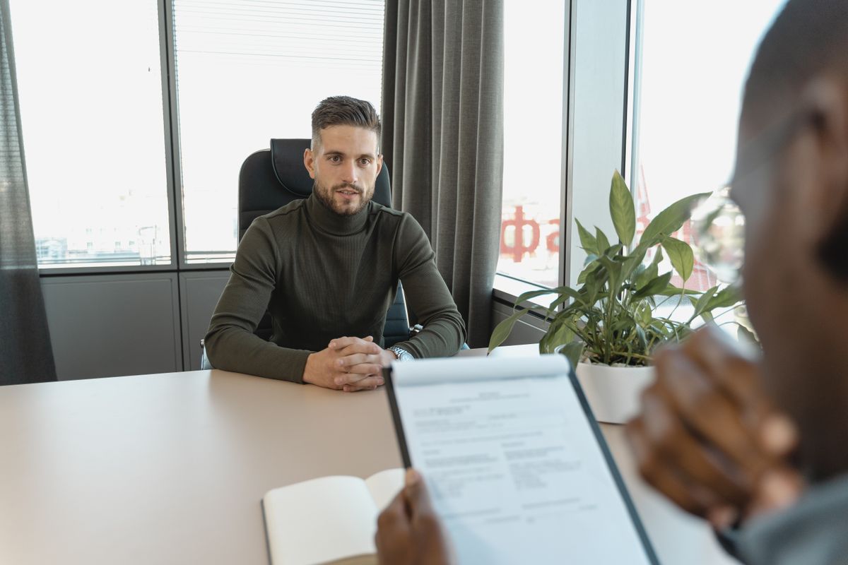 Wanneer is het tijd om je eerste medewerker aan te nemen als bureau-eigenaar?