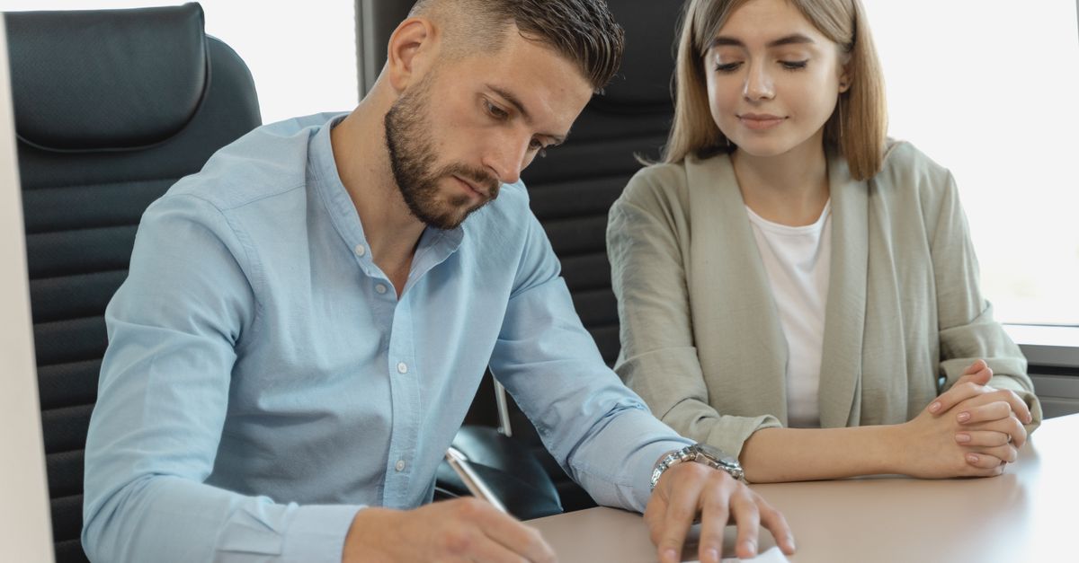 Signing mortgage paperwork while deciding between a fixed or variable rate