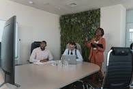 团队在拥有垂直花园墙的现代化办公室里合作，提升了工作场所的生产力