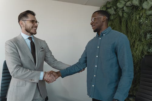 Foto profissional grátis de acordo, alegre, apertando as mãos