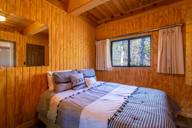 Wood-panelled cabin bedroom in Ashmont — photo by Get Lost Mike on Pexels