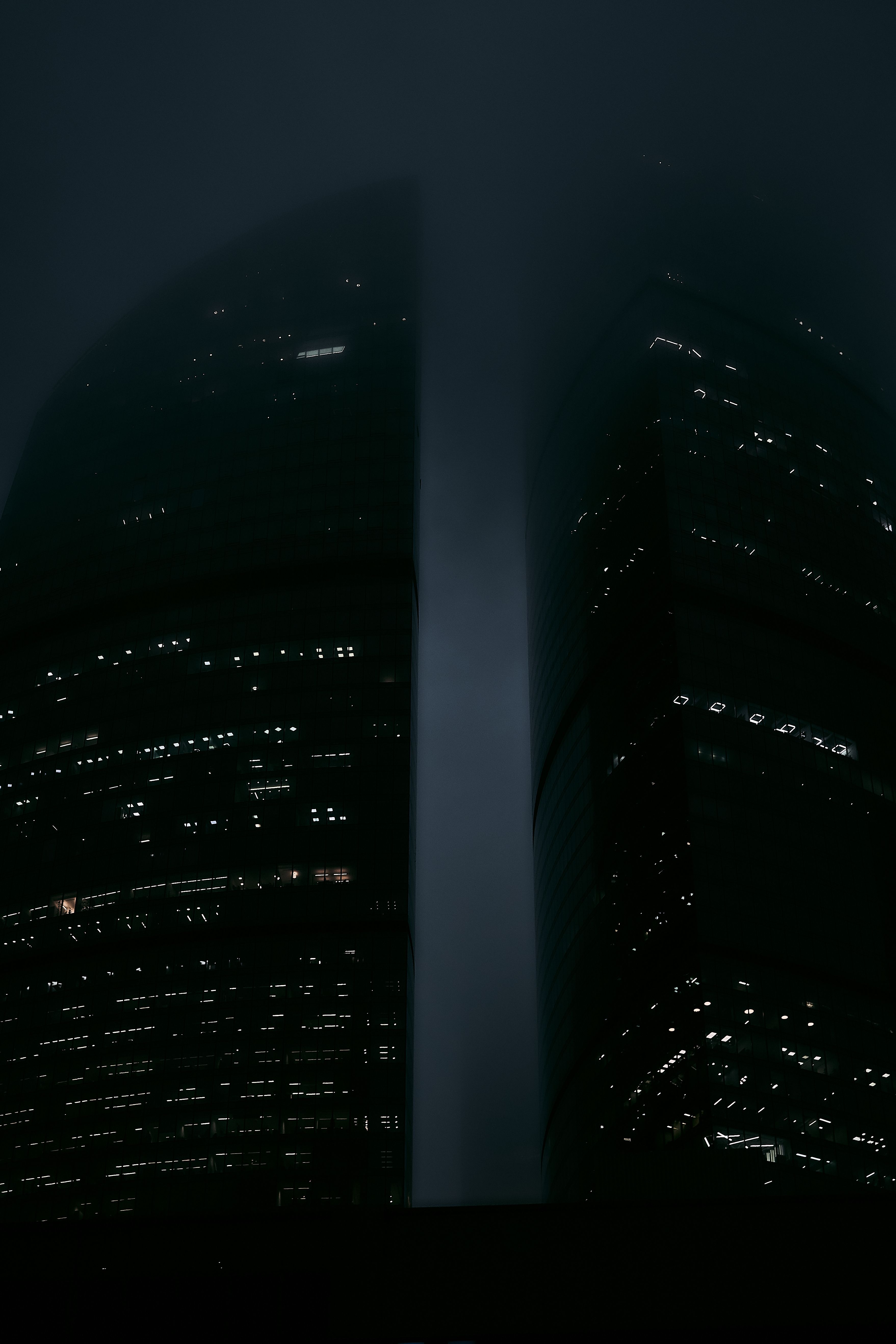 莫斯科迷人的夜色中，明亮的摩天大楼在黑暗中展示着城市建筑之美