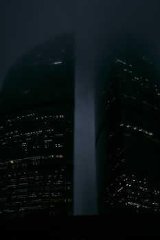 莫斯科迷人的夜色中，明亮的摩天大楼在黑暗中展示着城市建筑之美