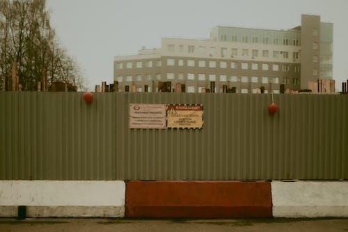 Бесплатное стоковое фото с забор, здание, плакаты