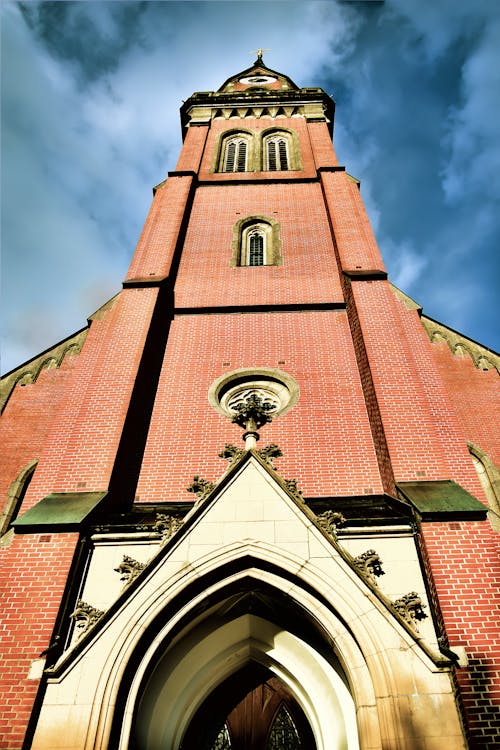 Église Brune Et Blanche Sous Les Nuages Gris