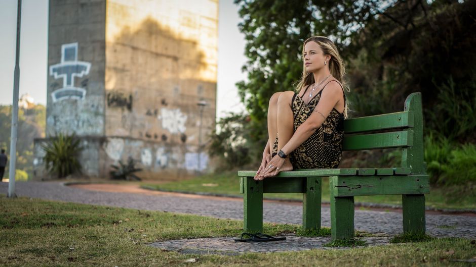 Person sitting alone on a park bench in Madrid, looking pensive - EMDR Therapy Spain Person sitting alone on a park bench in Madrid, looking pensive - EMDR Therapy Spain