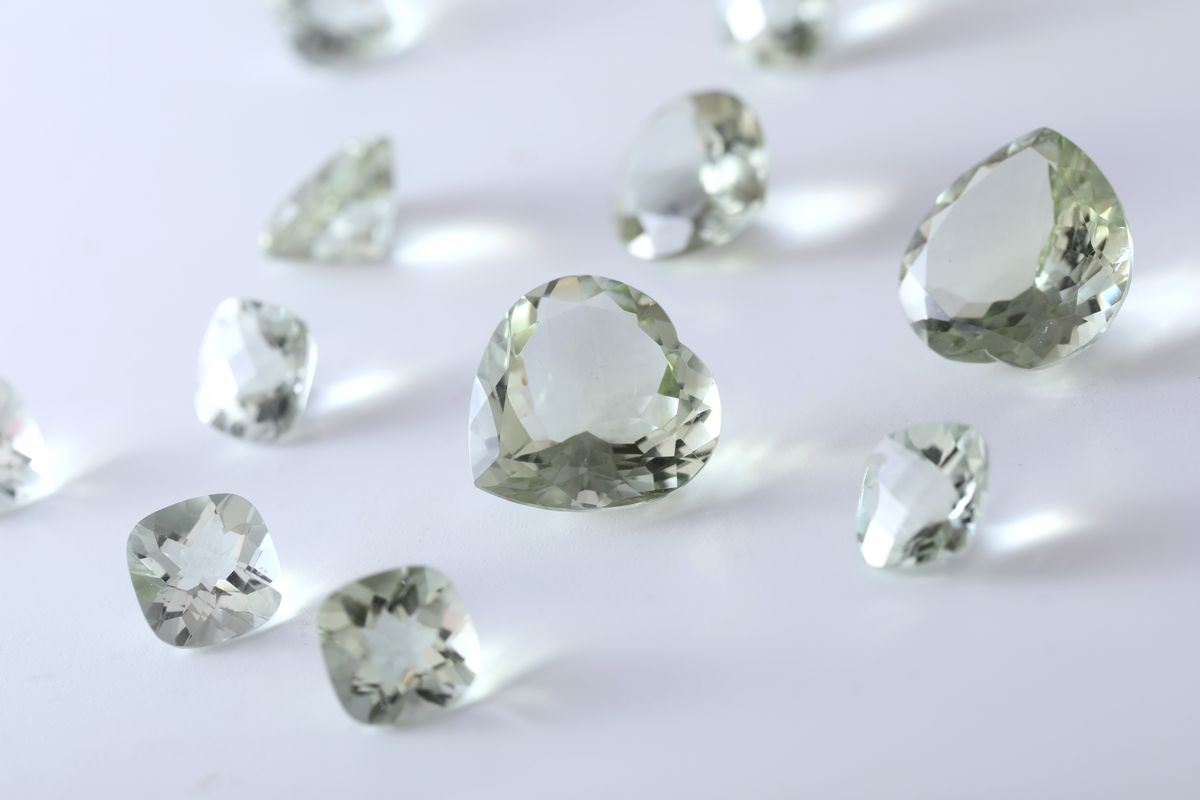 Parlak altın taşlar ve değerli mineraller, bonus ödülleri sembolize eder