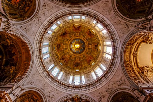 Низкоугольная фотография интерьера собора