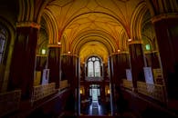 这座哥特风格的内饰令人惊叹，拥有宏伟的拱形拱门和彩色玻璃窗