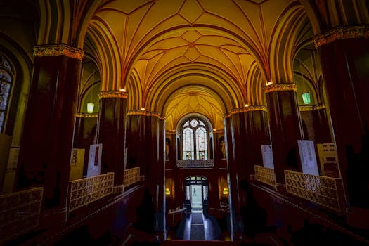 这座哥特风格的内饰令人惊叹，拥有宏伟的拱形拱门和彩色玻璃窗