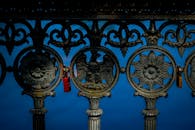 蓝色背景下的复古设计金属栏杆特写，细节华丽