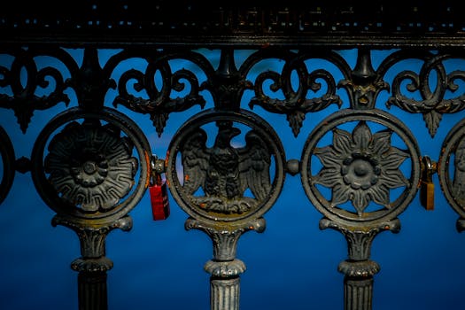 蓝色背景下的复古设计金属栏杆特写，细节华丽