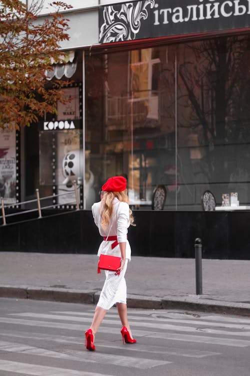 Foto stok gratis berjalan, gaun putih, jalur pejalan kaki