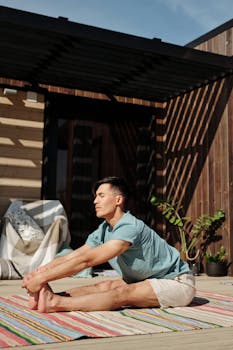 男子在门廊上练习瑜伽，享受阳光下的宁静户外生活