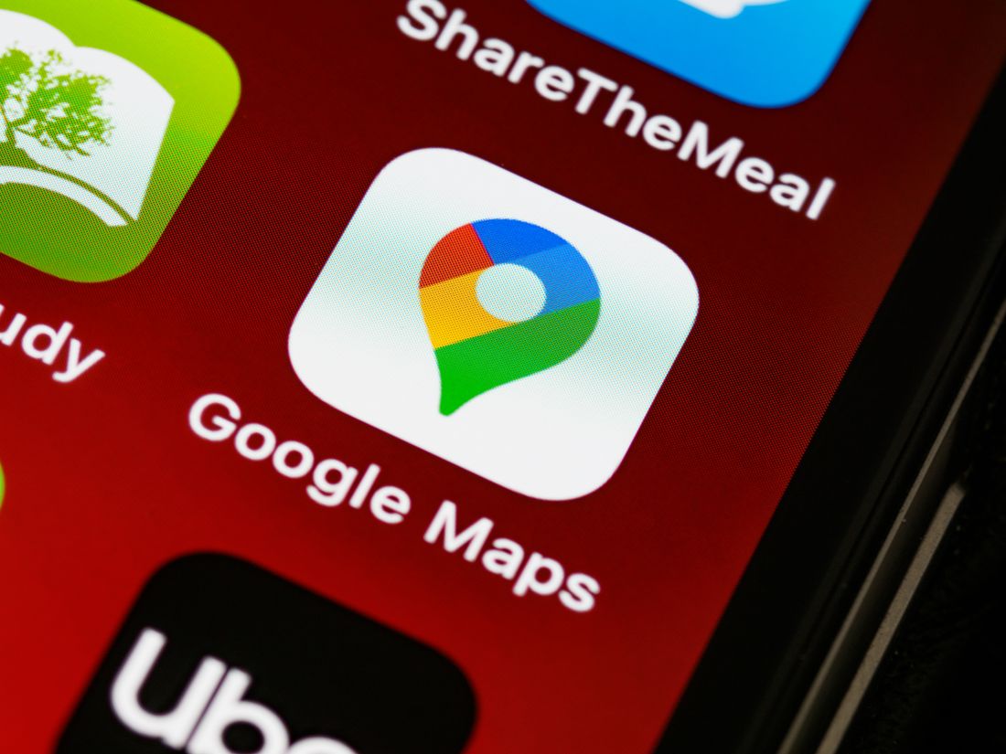 Google-Maps-App-Symbol auf einem Smartphone – lokale SEO beginnt beim Kartendienst.