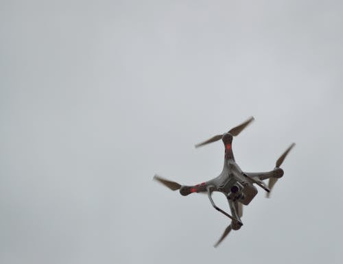 gratis Grijze Quadcopter Tijdens De Vlucht Stockfoto