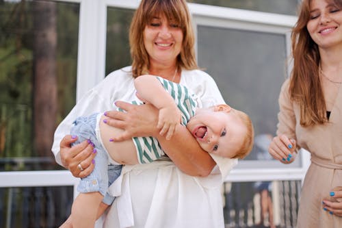 Enfant Se Livrant Aux Mains De Grand Mère