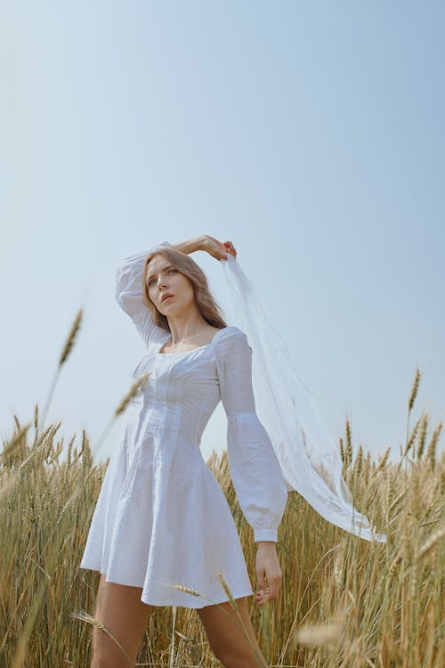 Безкоштовне стокове фото на тему «біла сукня, благодать, вертикальні постріл»
