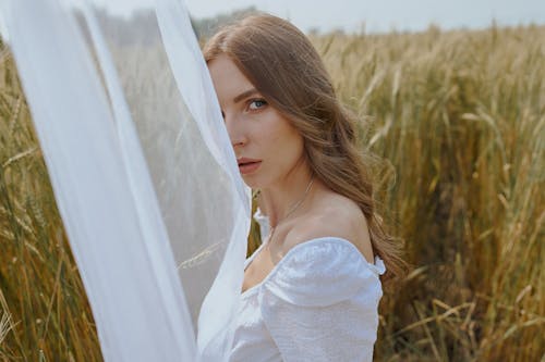 Hermosa Mujer De Pie Sobre Una Pradera Cubierta De Hierba Cerca Del Velo Agitando